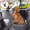 Cão no banco traseiro do carro com capa protetora e trela de segurança