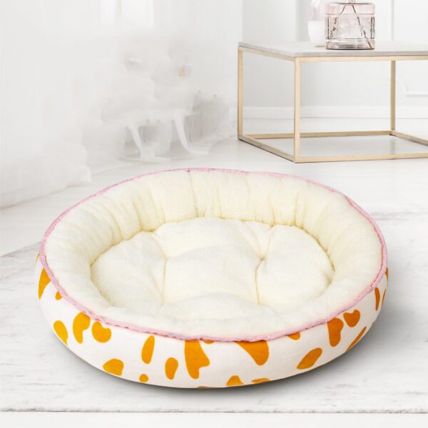 Cama redonda acolchoada amarela com padrão de pintas