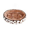 Cama redonda acolchoada castanha com padrão de pintas