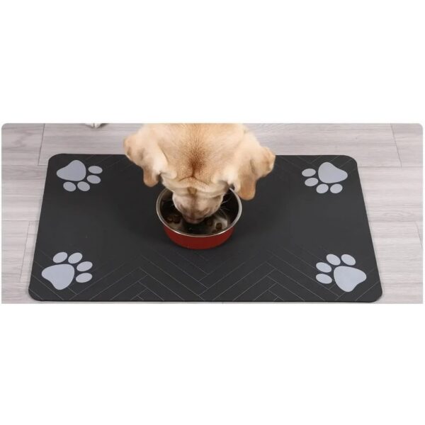 Tapete para comedouro — utilização com cão Cão a utilizar tapete absorvente junto ao comedouro