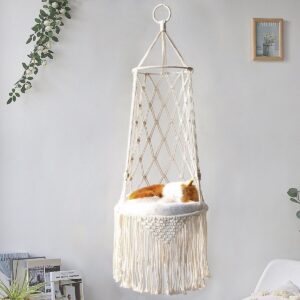 Cama de rede suspensa em macramé branco com gato deitado