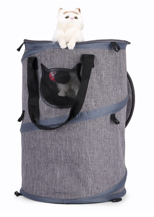 Gatinho a espreitar de dentro do saco de transporte dobrável cinzento