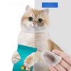 Aplicação de toalhita lacrimal em gato