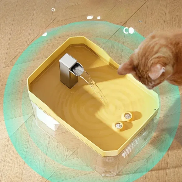 Gato a beber na fonte de água automática Bafinho