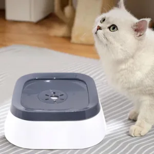 Taça de água antissalpicos cinzenta junto a um gato