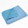 Sca3bb718b0174adca259bf37e6743203F.webp Tapete refrescante azul dobrado, mostrando o interior em malha respirável