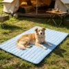 Tapete refrescante azul com cão deitado, ao ar livre em campismo