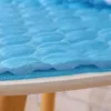 Se66cf6a09e7a44b5a20ed5ffc930b19as.webp Pormenor das camadas do tapete refrescante: tecido de gelo, algodão e malha respirável