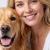 Mulher com cão após banho com champô anti-pulgas