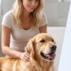 Mulher a lavar cão com champô anti-pulgas e carraças