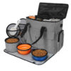 Kit completo da mochila aberto, com recipiente de ração, colher e taças