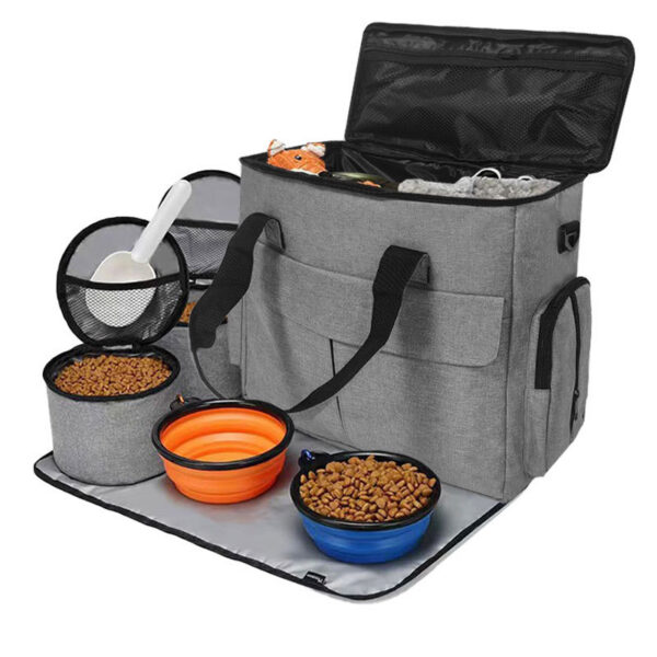 Kit completo da mochila aberto, com recipiente de ração, colher e taças