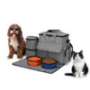 Mochila de transporte para ração junto de um cão e um gato