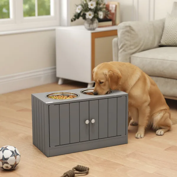 Cão a utilizar o comedouro elevado duplo PawHut em casa