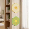 Arranhadores de parede em sisal nas cores amarelo e verde, montados numa parede