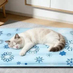 Gato deitado num tapete refrescante azul com flocos de neve