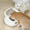 Dois gatos a utilizar o comedouro Petoneer NutriCare com acesso individual