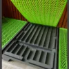 Sa0c2f00209d140369fb826a5beb3f2ed6.webp Detalhe das calhas de drenagem por baixo dos módulos