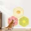Gato a arranhar um arranhador de parede em sisal cor-de-rosa