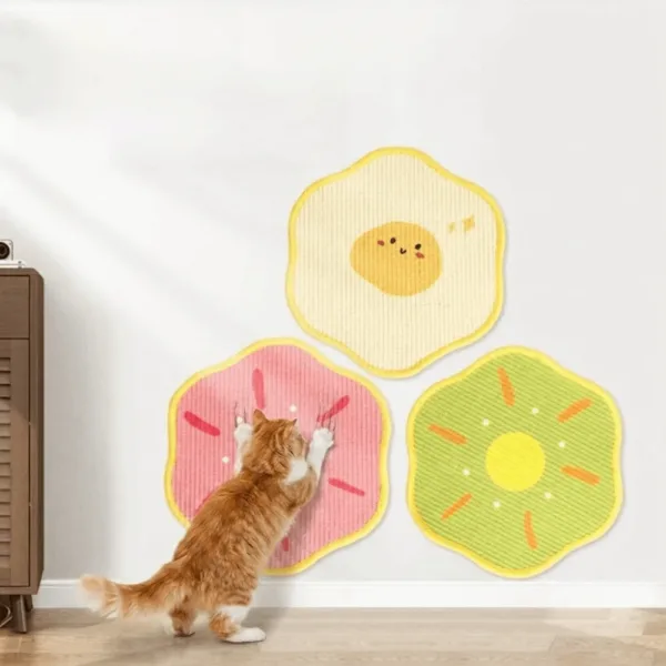 Gato a arranhar um arranhador de parede em sisal cor-de-rosa