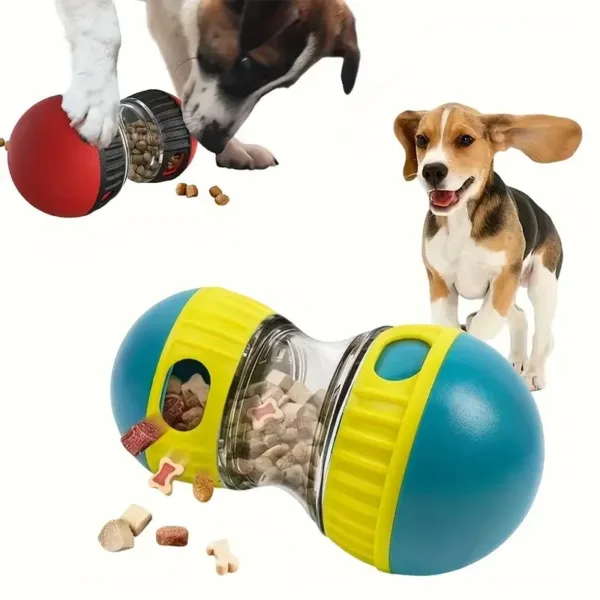Cão a brincar com o dispensador de petiscos azul e amarelo