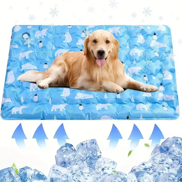 Cão deitado num tapete refrescante azul com estampado de ursos polares