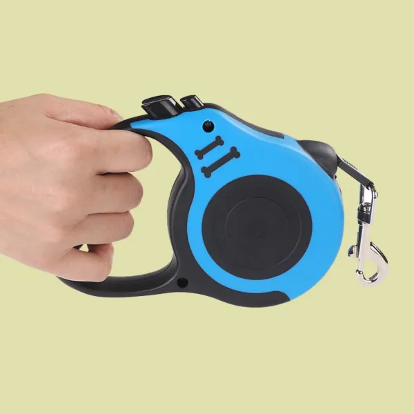 Mão a segurar a trela retrátil azul pela pega ergonómica