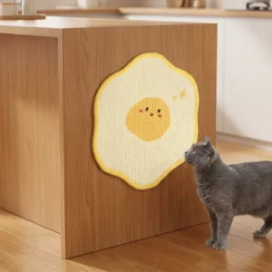 Arranhador de parede em sisal formato flor amarelo colado a móvel de cozinha, gato a cheirar