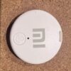 Foto real do Rastreador Bluetooth Xiaomi Mijia branco, com o logótipo Mi