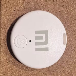 Foto real do Rastreador Bluetooth Xiaomi Mijia branco, com o logótipo Mi