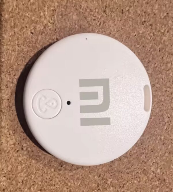 Foto real do Rastreador Bluetooth Xiaomi Mijia branco, com o logótipo Mi