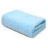 Toalha compacta azul dobrada
