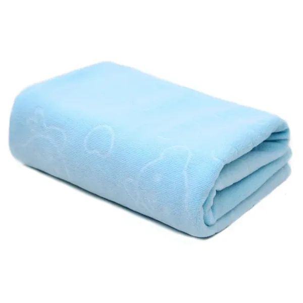 Toalha compacta azul dobrada