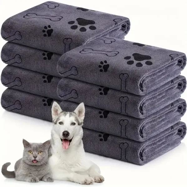 Toalhas cinzentas com padrão preto de patas e ossos; vendidas à unidade