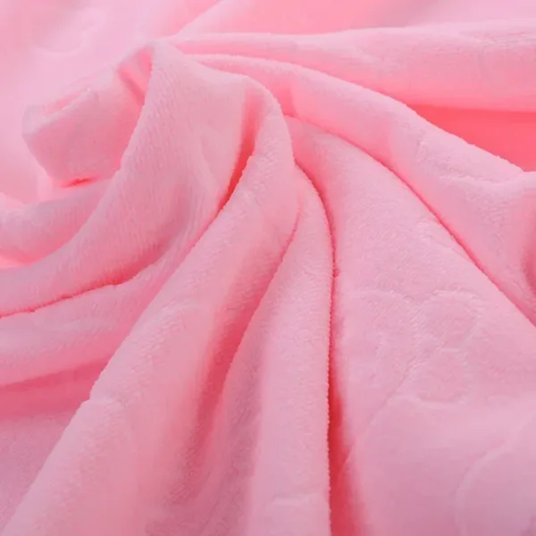 Detalhe do tecido macio da toalha rosa para animais