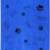 Uma toalha azul aberta com padrão preto de patas e ossos