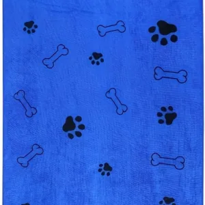 Uma toalha azul aberta com padrão preto de patas e ossos